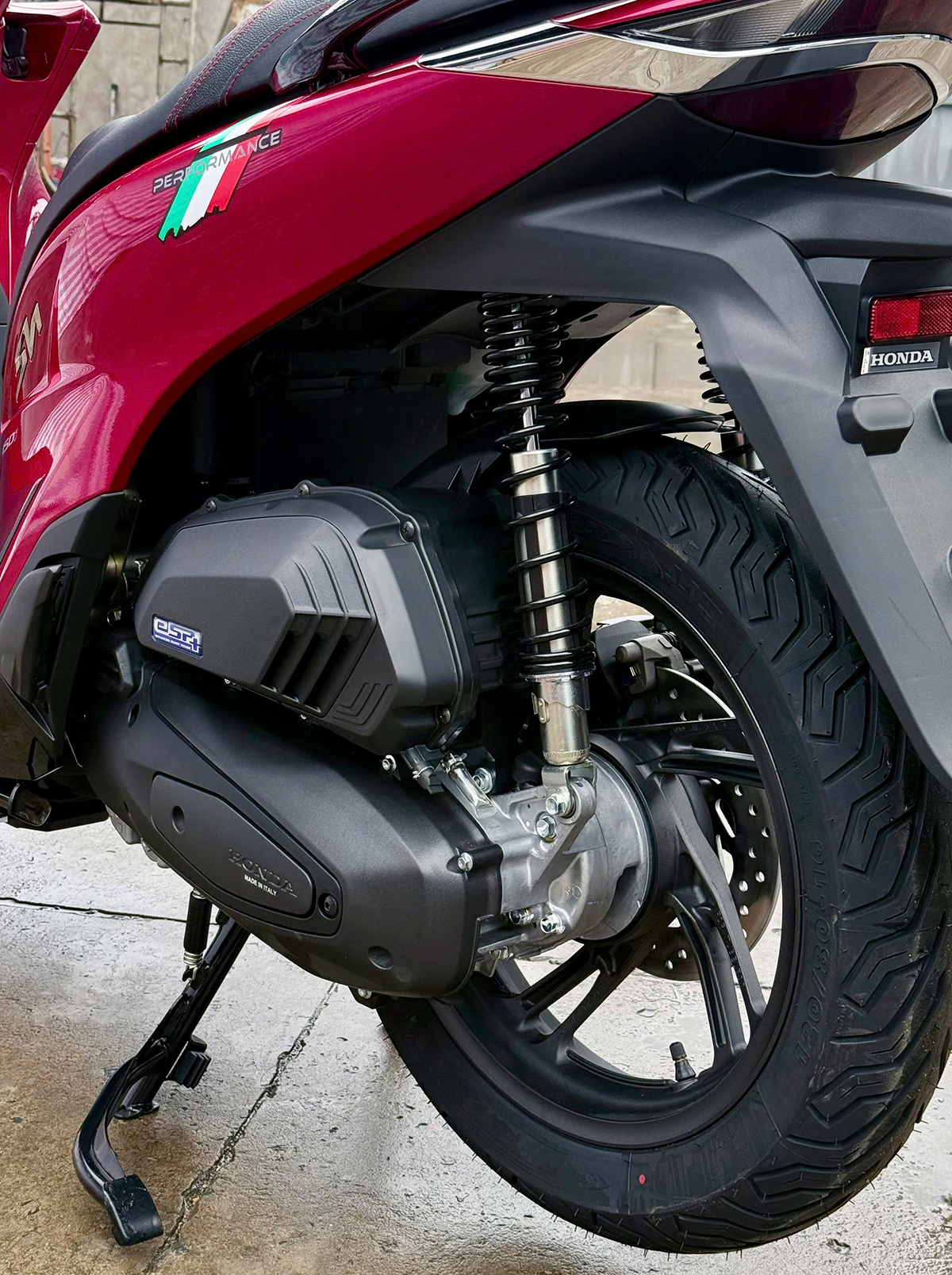 Giảm xóc sau Honda Sh150i Ý 2025 màu đỏ Giảm xóc sau Honda Sh150i Ý 2025 màu đỏ